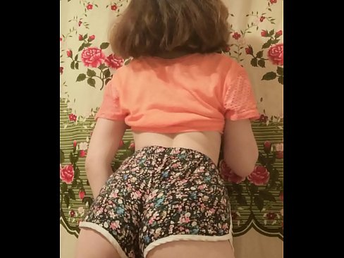 ❤️ Leanabh òg sexy a ’toirt dheth na shorts aice air a’ chamara ❤❌ Porn anal leinn ❌❤